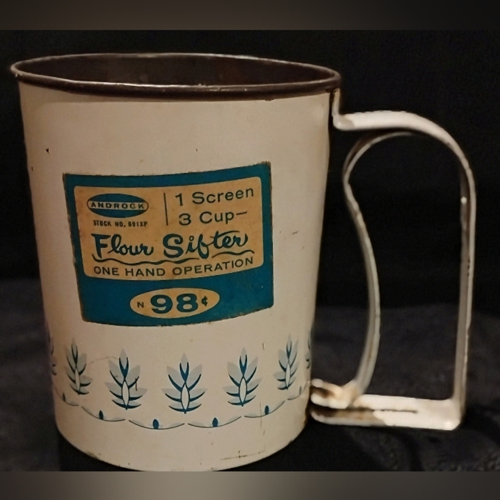 ANDROCK 1950S VINTAGE BLUE WHEAT PATTERN FLOUR SIFTER.PERFECT WORKING CONDITION!
